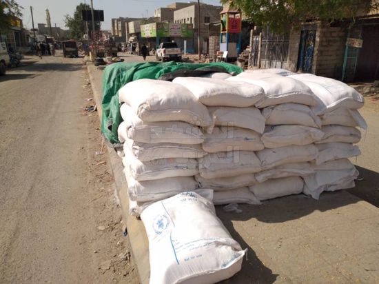 المساعدات الدولية تُباع على أرصفة أبين (صور)
