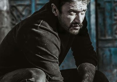 أحمد العوضي يمتطي الخيل في كواليس "اللي ملوش كبير" (فيديو)