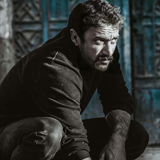 أحمد العوضي يمتطي الخيل في كواليس "اللي ملوش كبير" (فيديو)