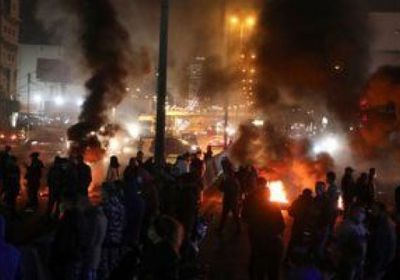 للتدهور الاقتصادي.. متظاهرون لبنانيون يحتشدون أمام مقر الحريري