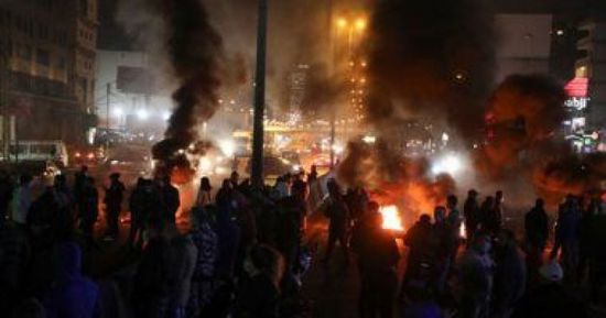 للتدهور الاقتصادي.. متظاهرون لبنانيون يحتشدون أمام مقر الحريري