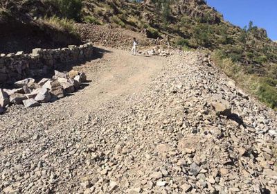 مسؤول حوثي يعرقل جهود مجتمعية لرصف طريق في إب