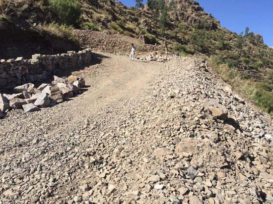 مسؤول حوثي يعرقل جهود مجتمعية لرصف طريق في إب