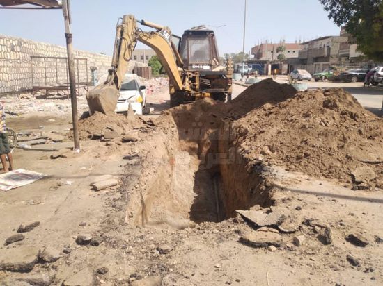 أعمال صيانة لتمديدات الكهرباء في جعار