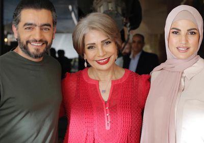 سوسن بدر مع درة وهاني سلامة في كواليس "بين السما والأرض"