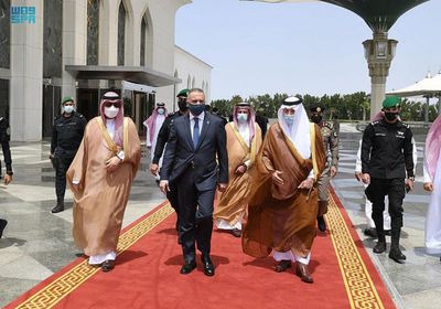 الكاظمي يغادر السعودية عقب أداء مناسك العمرة