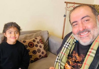 في ظهور نادر.. سامح عبدالعزيز مع ابنته طيبة من موقع التصوير