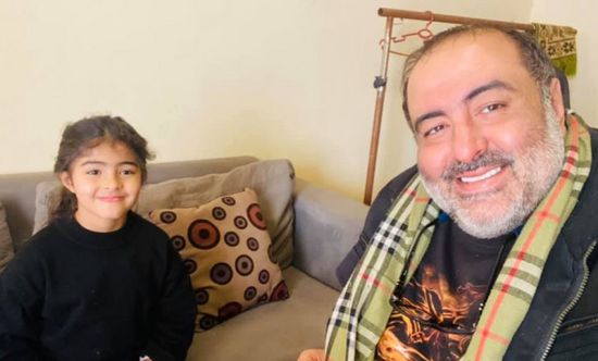 في ظهور نادر.. سامح عبدالعزيز مع ابنته طيبة من موقع التصوير