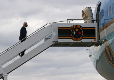 مجددًا.. بايدن يتعثر أثناء صعود الطائرة ويوشك على السقوط (فيديو)