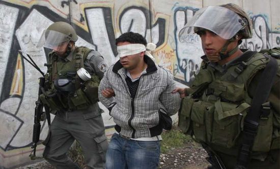  القوات الإسرائيلية تعتقل 3 فلسطينيين من الخليل