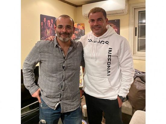 عمرو دياب يفاجئ أيمن بهجت قمر ومحمد يحيى (صور)