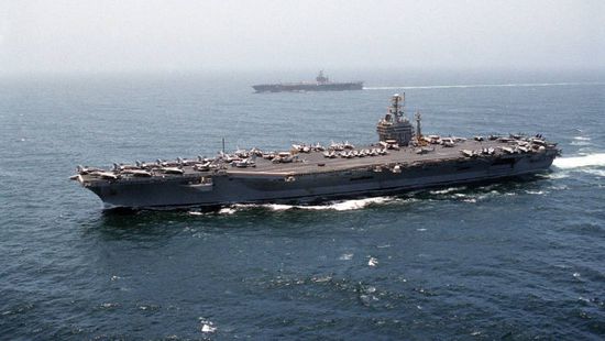 حاملة الطائرات الأمريكية "أيزنهاور" تعبر قناة السويس