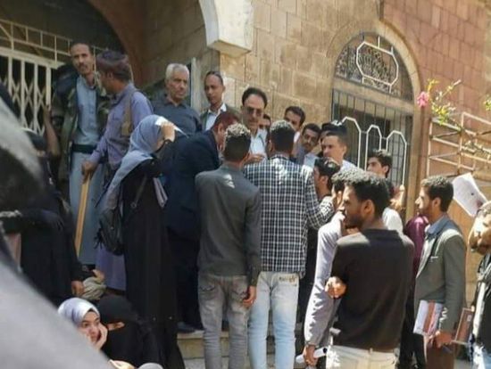 طلاب جماعة إب ينتفضون ضد رفع الرسوم