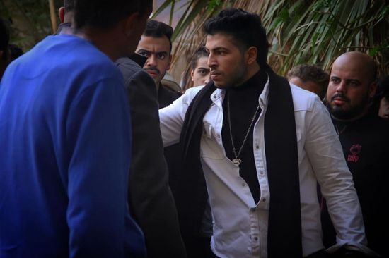 حفيد محمود ياسين ينشر صورة جديدة من كواليس "اللي ملوش كبير"