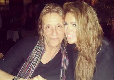 دنيا عبدالعزيز تحتفل بعيد ميلاد والدتها الراحلة