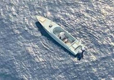 التحالف يدمر زورقًا حوثيًا مففخًا.. ويحذر: المليشيا تهدد الملاحة