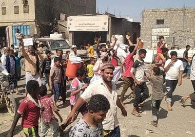 معلمو ردفان يرفضون ابتزازهم بملف المرتبات