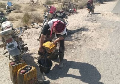 تواصل أعمال ردم حفر طريق أمعين وأمصرة بأبين