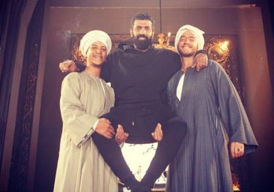 أحمد داش وأحمد مالك يحملان محمد سامي في كواليس "نسل الأغراب"
