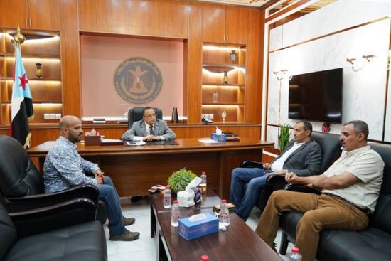 الخُبجي يدفع نحو تشغيل رحلات "الجيبوتية" من عدن