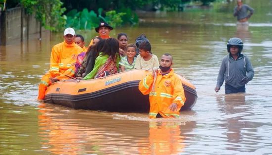  إندونيسيا.. ارتفاع حصيلة ضحايا الفيضانات والانهيارات الأرضية إلى 128 قتيلا