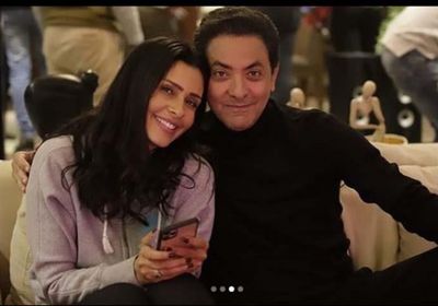 فتحي عبدالوهاب مع ساندي علي في كواليس "ورا كل باب"