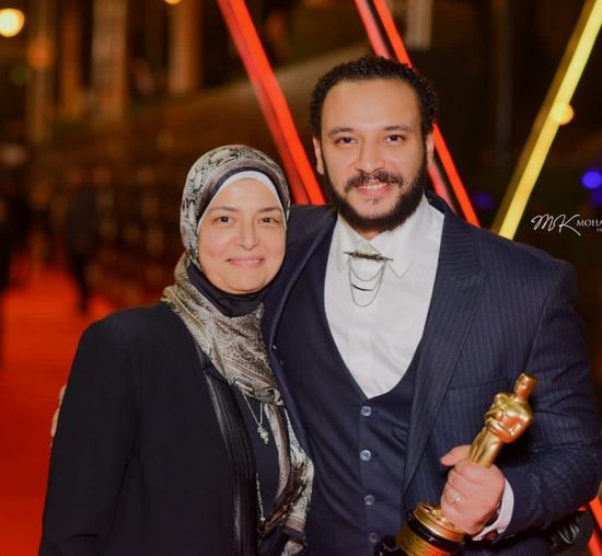 أحمد خالد صالح يطلب من الجمهور الدعاء لوالدته بعد إصابتها بكورونا