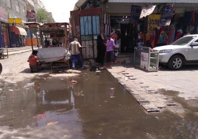 إهمال المحافظ تركي يُغرق الحوطة بمياه الصرف