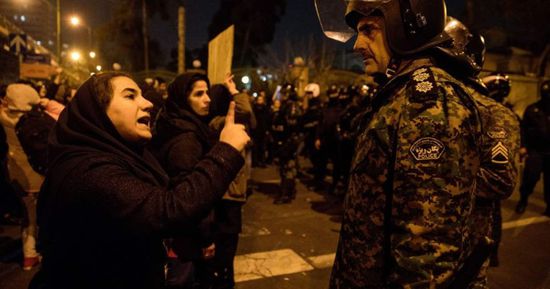 حملة اعتقالات إيرانية لأفراد عائلات ضحايا احتجاجات 2019