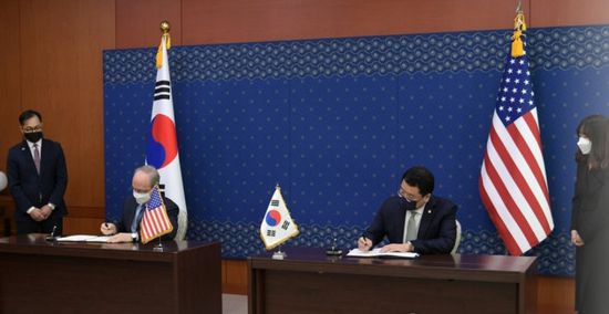  أمريكا وكوريا الجنوبية توقعان اتفاقية بشأن تقاسم التكلفة الدفاعية