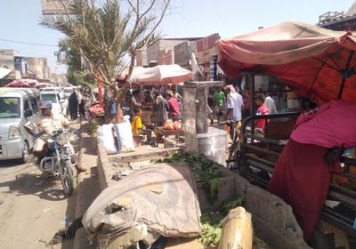 شوارع جعار تحت سيطرة "الباعة المتجولين"