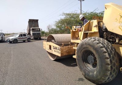 تواصل أعمال تسوية طريق جعار - زنجبار