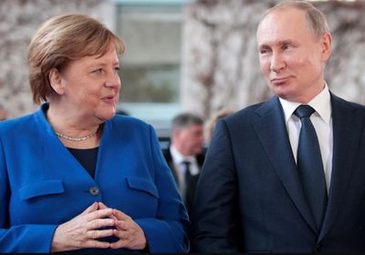 ميركل تطالب بوتين بسحب القوات الروسية من الحدود الأوكرانية