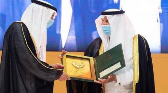 أمير مكة المكرمة يمنح وزير الدولة للشؤون الخارجية السعودية بجائزة "الاعتدال"