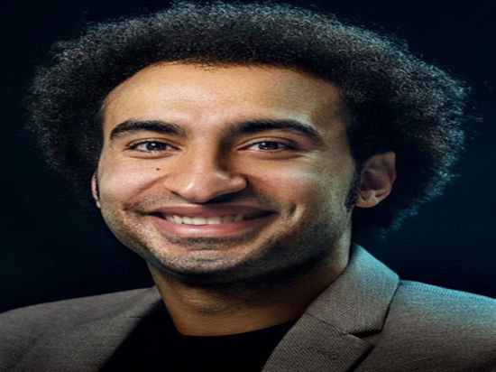 علي ربيع يرقص في كواليس مسلسل "أحسن أب" (فيديو)