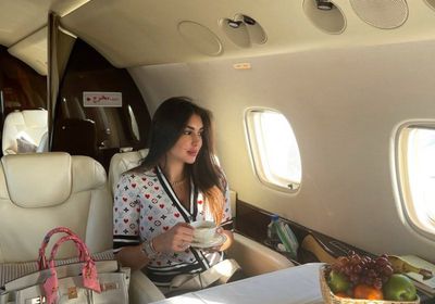 ياسمين صبري على متن طائرة خاصة في ظهور جديد