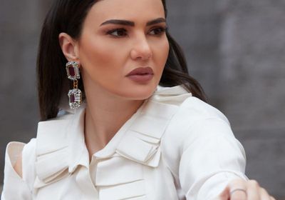 دينا فؤاد تتألق بالأبيض في جلسة تصوير جديدة