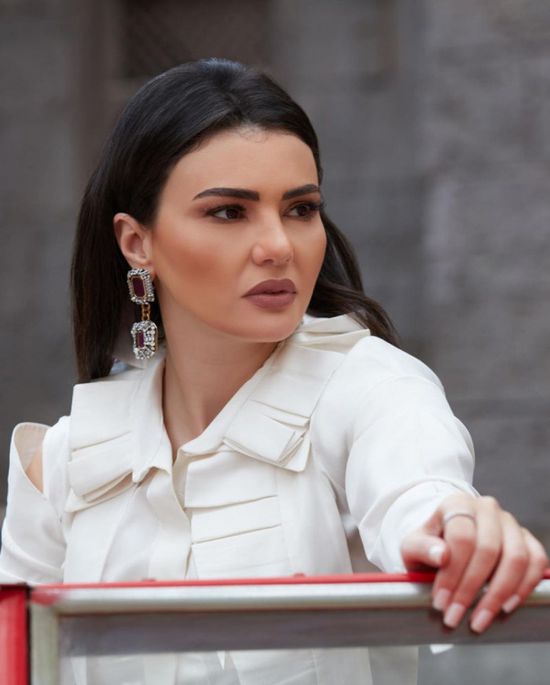 دينا فؤاد تتألق بالأبيض في جلسة تصوير جديدة