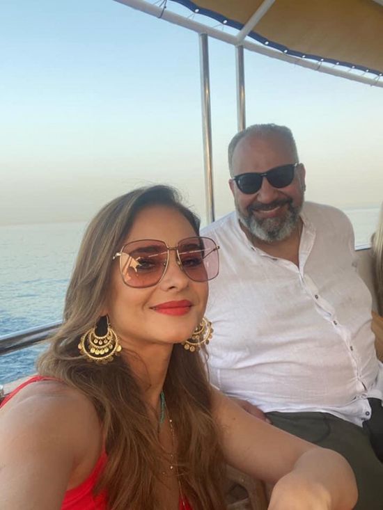 نيللي كريم مع بيومي فؤاد ومحمد فراج في كواليس "ضد الكسر"