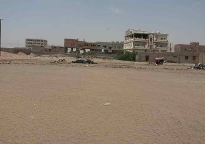 يصارع الموت.. العثور على طفل مجهول في تبن