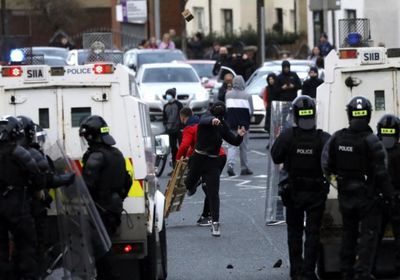  تجدد الاشتباكات بين قوات الشرطة والمحتجين في أيرلندا