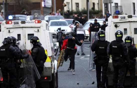  تجدد الاشتباكات بين قوات الشرطة والمحتجين في أيرلندا
