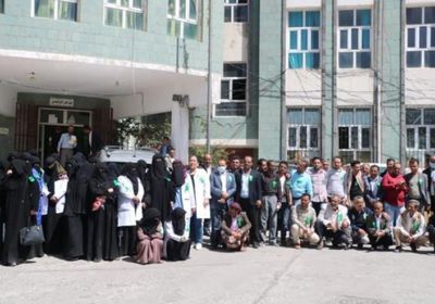 الفساد الحوثي يدفع العاملين في مستشفى الأمومة بإب للاحتجاج