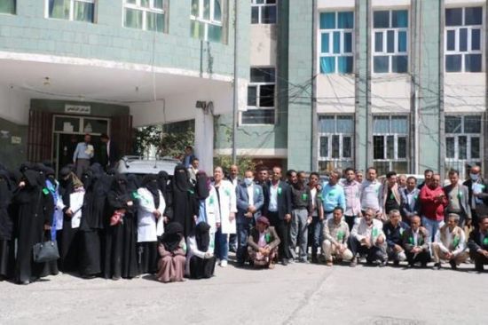 الفساد الحوثي يدفع العاملين في مستشفى الأمومة بإب للاحتجاج