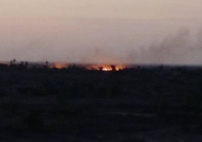 مليشيا الحوثي تحرق مخيمًا للنازحين في حيس