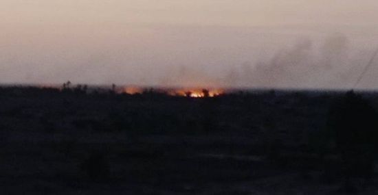 مليشيا الحوثي تحرق مخيمًا للنازحين في حيس