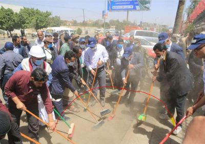 سخرية من حملة نظافة وهمية للحوثيين بصنعاء