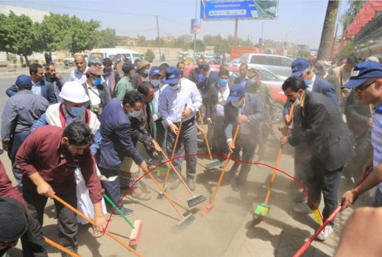 سخرية من حملة نظافة وهمية للحوثيين بصنعاء