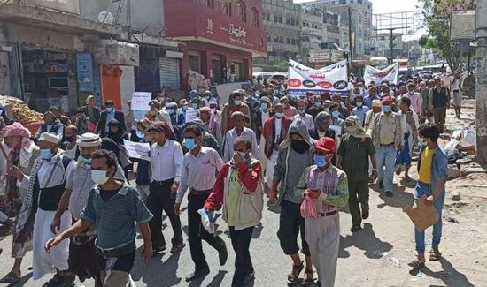 احتجاجات بتعز على نهب الإخوان أموال الإغاثة