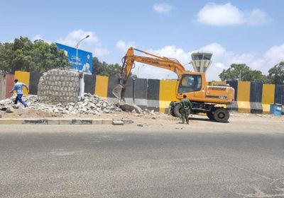 استمرار أعمال إزالة الحواجز بخط مطار عدن